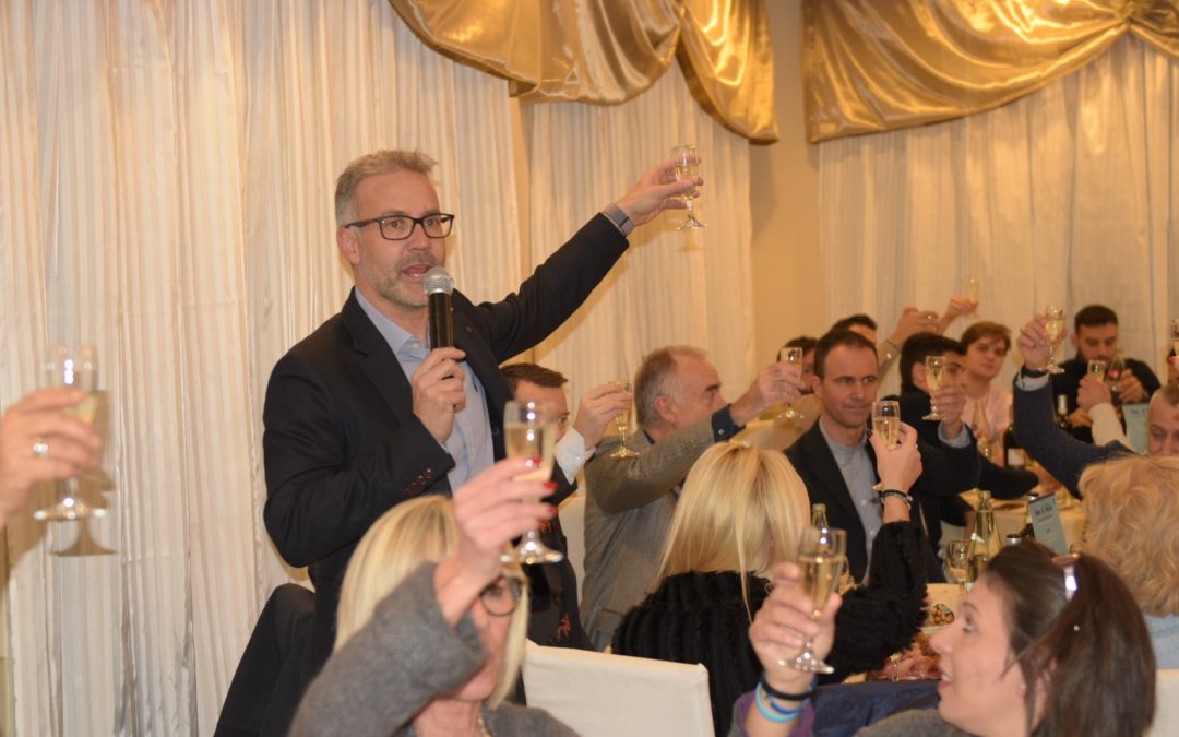 Chieri, brindisi e sorrisi alla cena di Natale